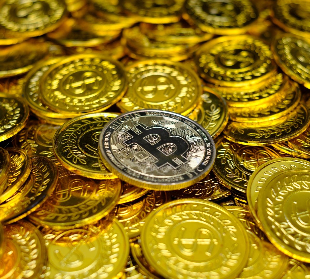 Bitcoin cercado por outras moedas.