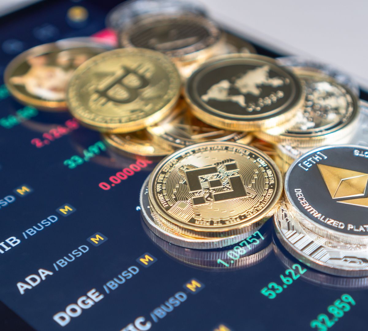 Diversas criptomoedas sobre celular em app de uma exchange.