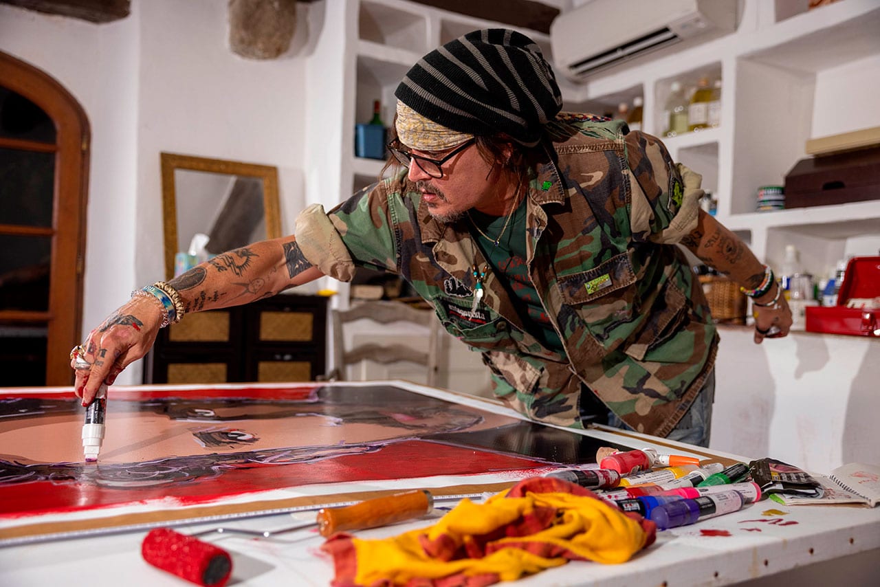 Johnny Depp criando NFT. Fonte: neverfeartruth.com
