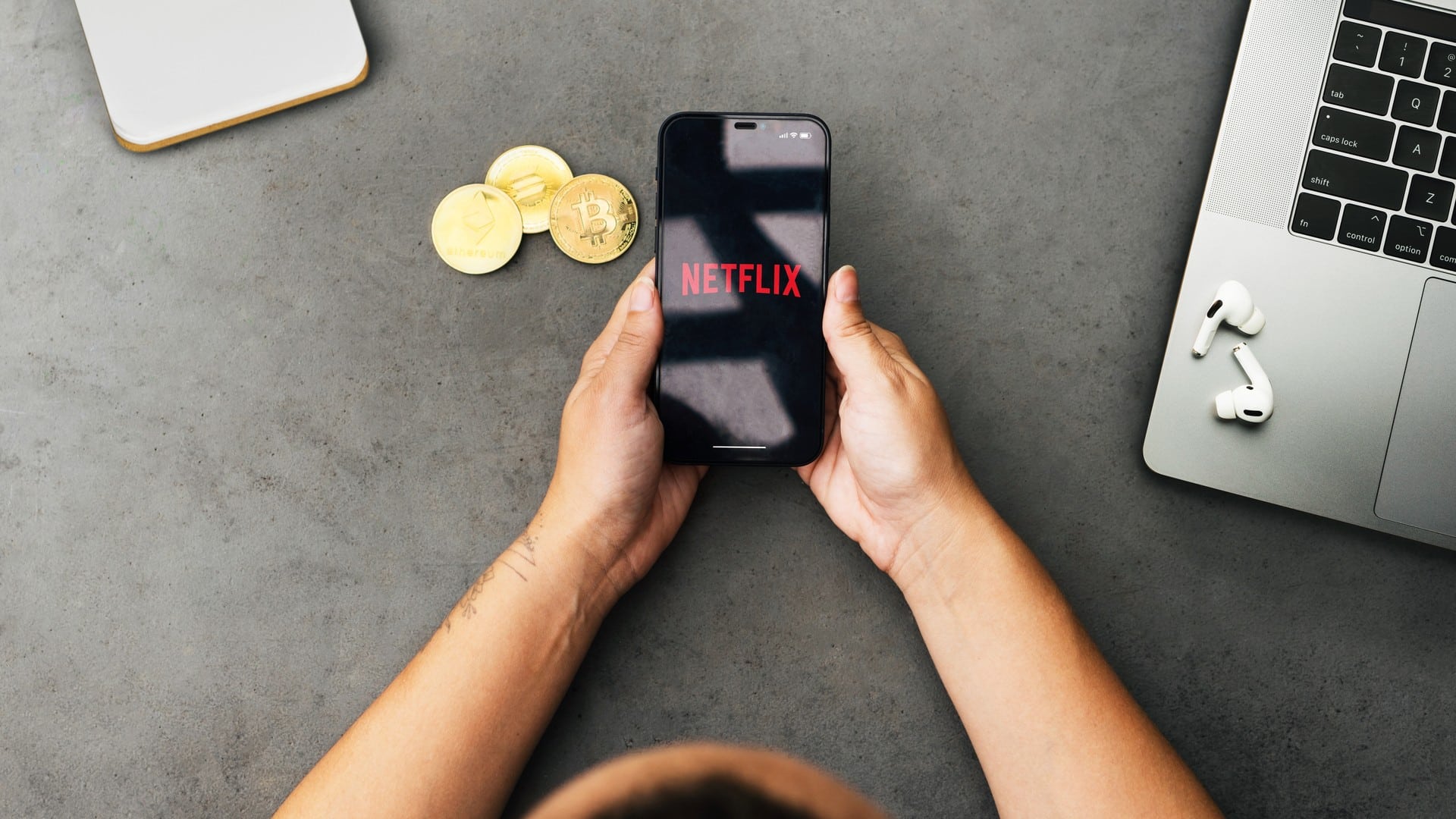 Aplicativo da Netflix próximo de criptomoedas
