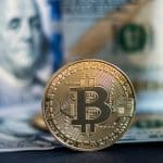 Bitcoin com fundo de notas de dólar.