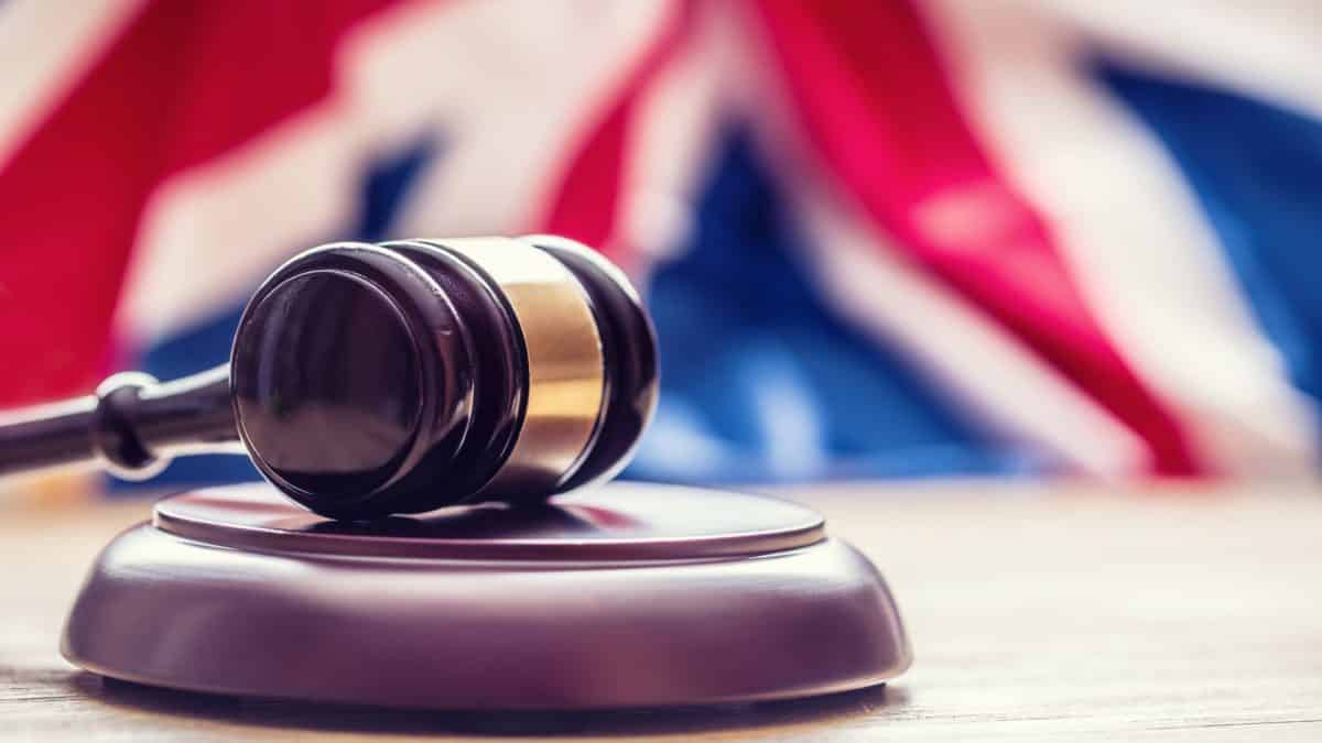 Martelo da Justiça próximo de bandeira do Reino Unido