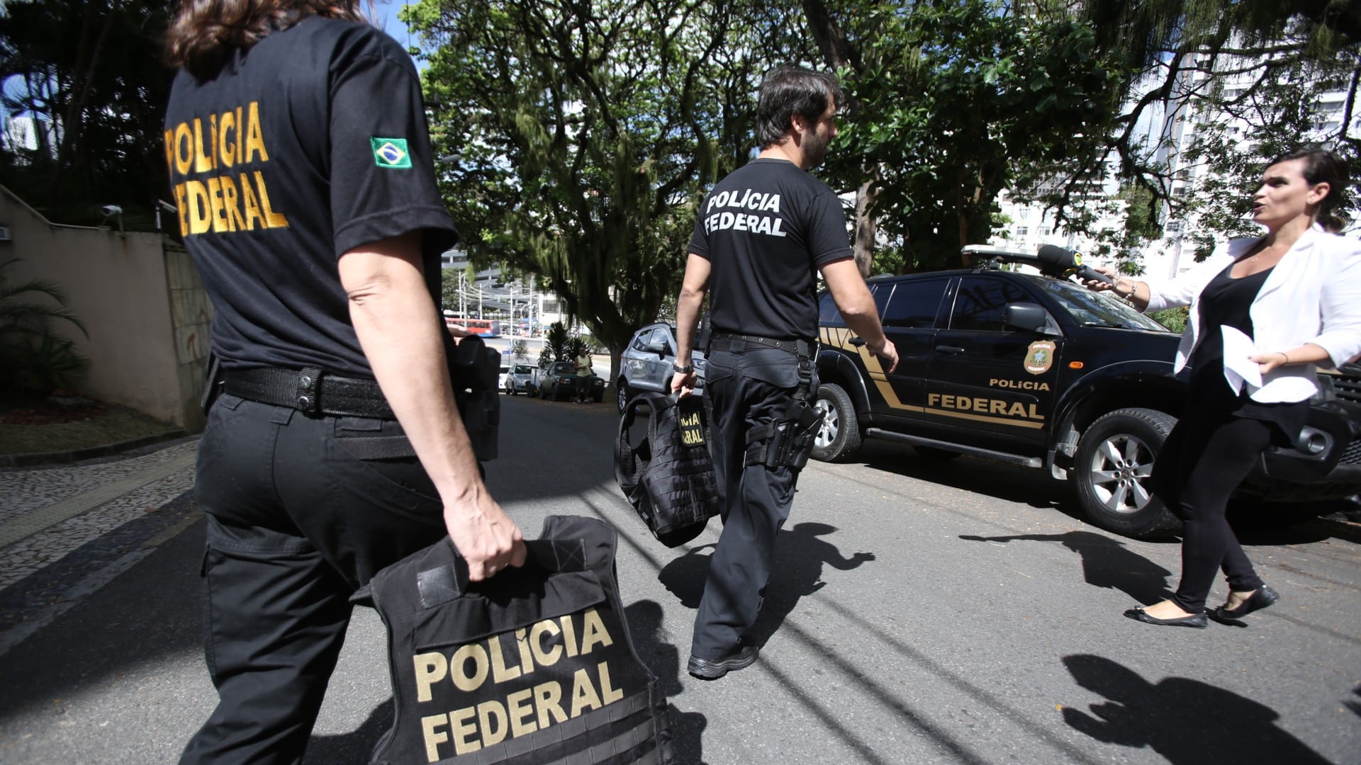 Operação da PF cumprindo mandados