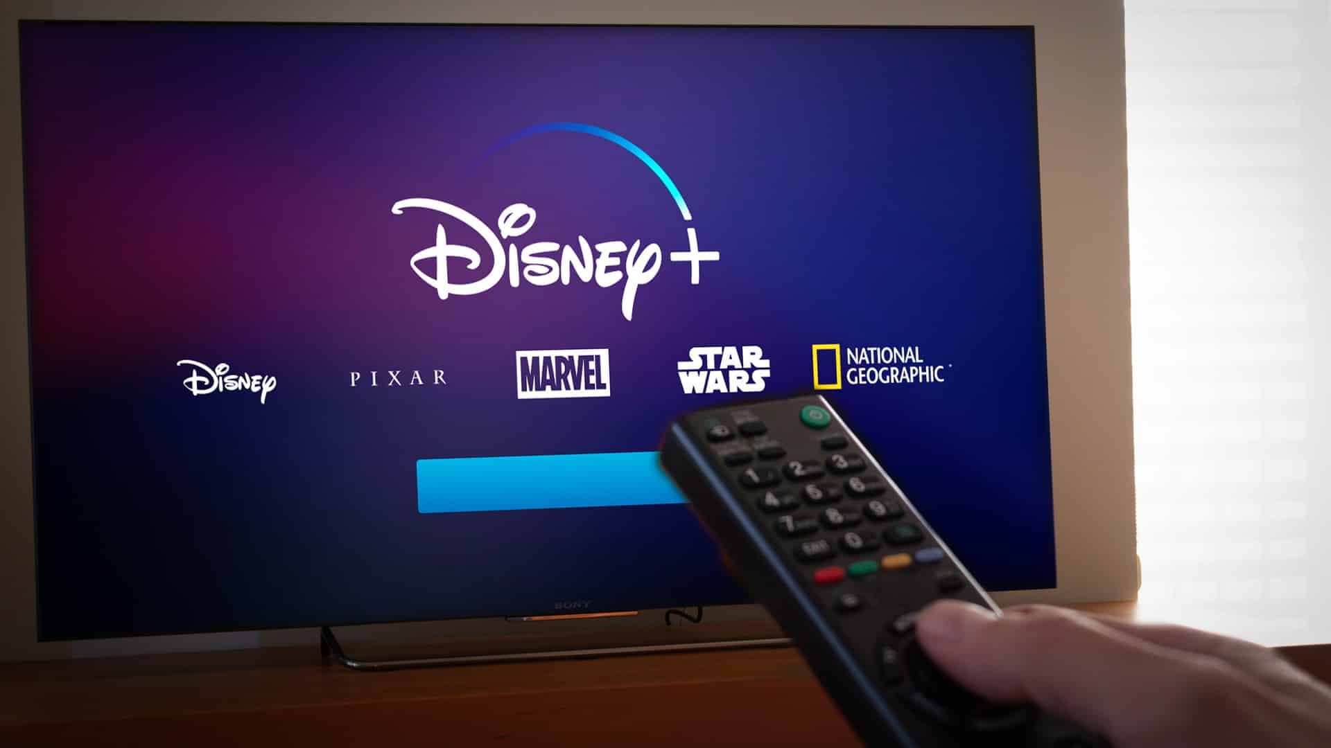 Pessoa acessando serviço de streaming da Disney