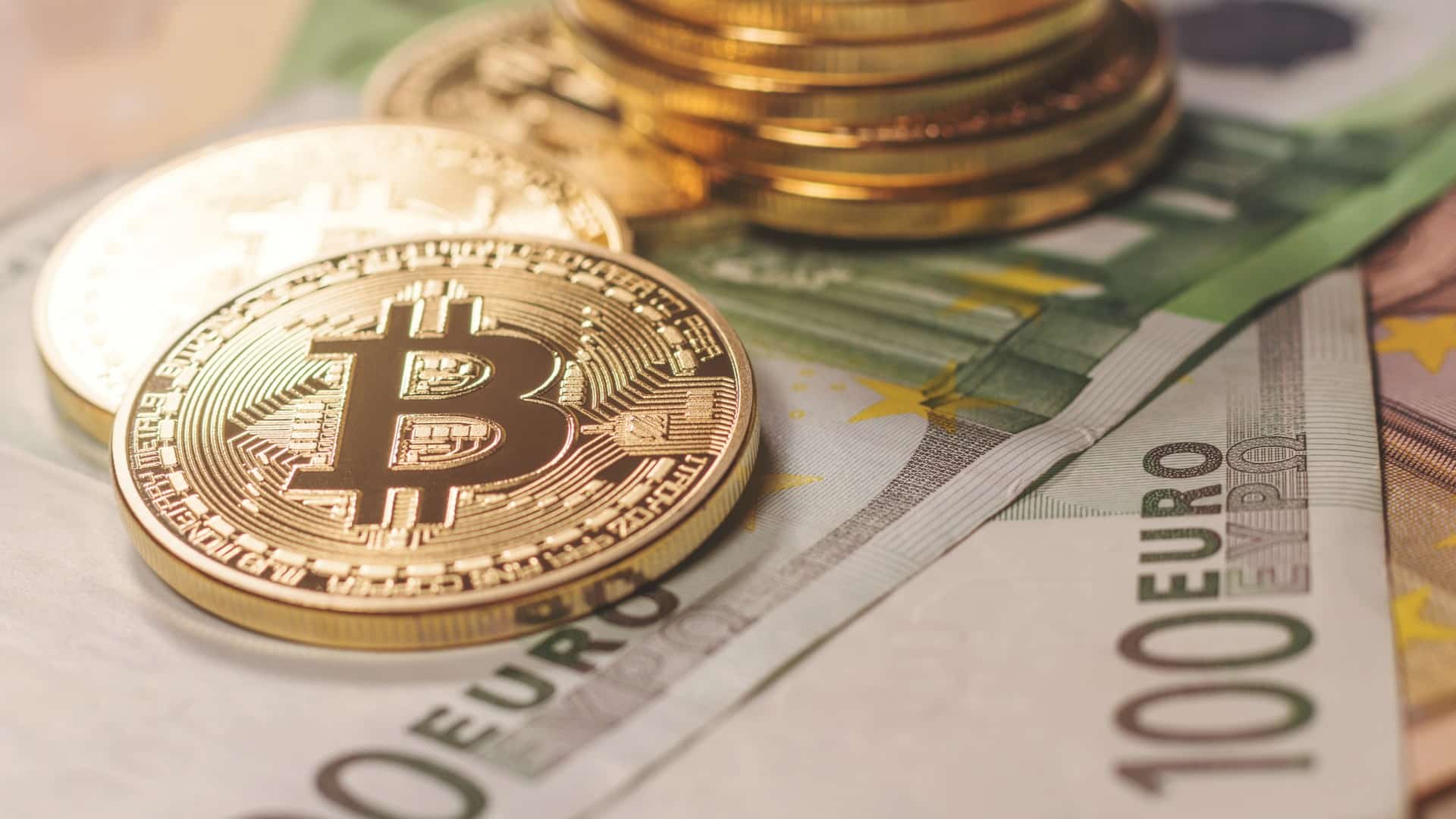 Pilha de bitcoin próximo de notas de Euro