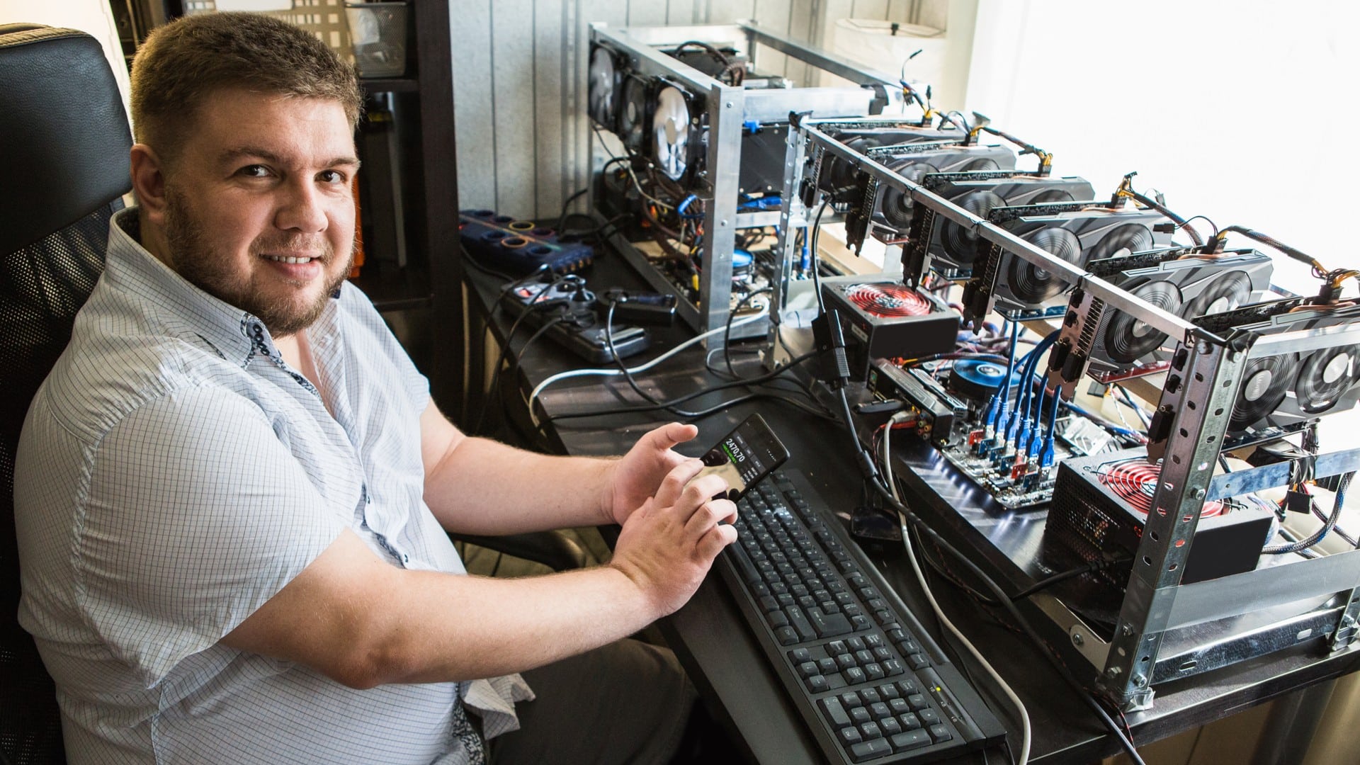 Programador configura o computador para mineração de criptomoedas