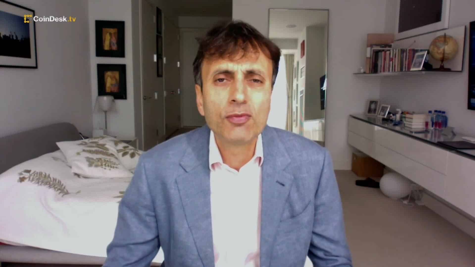 Ruchir Sharma, presidente da Rockerfeller Internacional, em entrevista à Coindesk. Fonte: Reprodução.