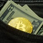 Moeda de Bitcoin dentro de bolso.