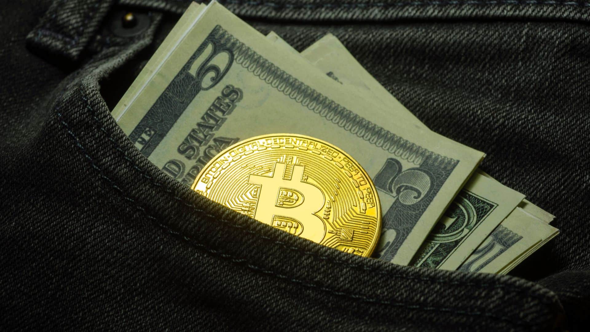 Moeda de Bitcoin dentro de bolso.