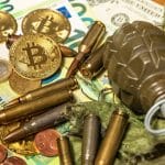 Moedas de Bitcoin ao lado de munição e granada, simbolizando seu uso na guerra da Ucrânia.