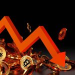 Diversas moedas de Bitcoin e seta apontando queda.