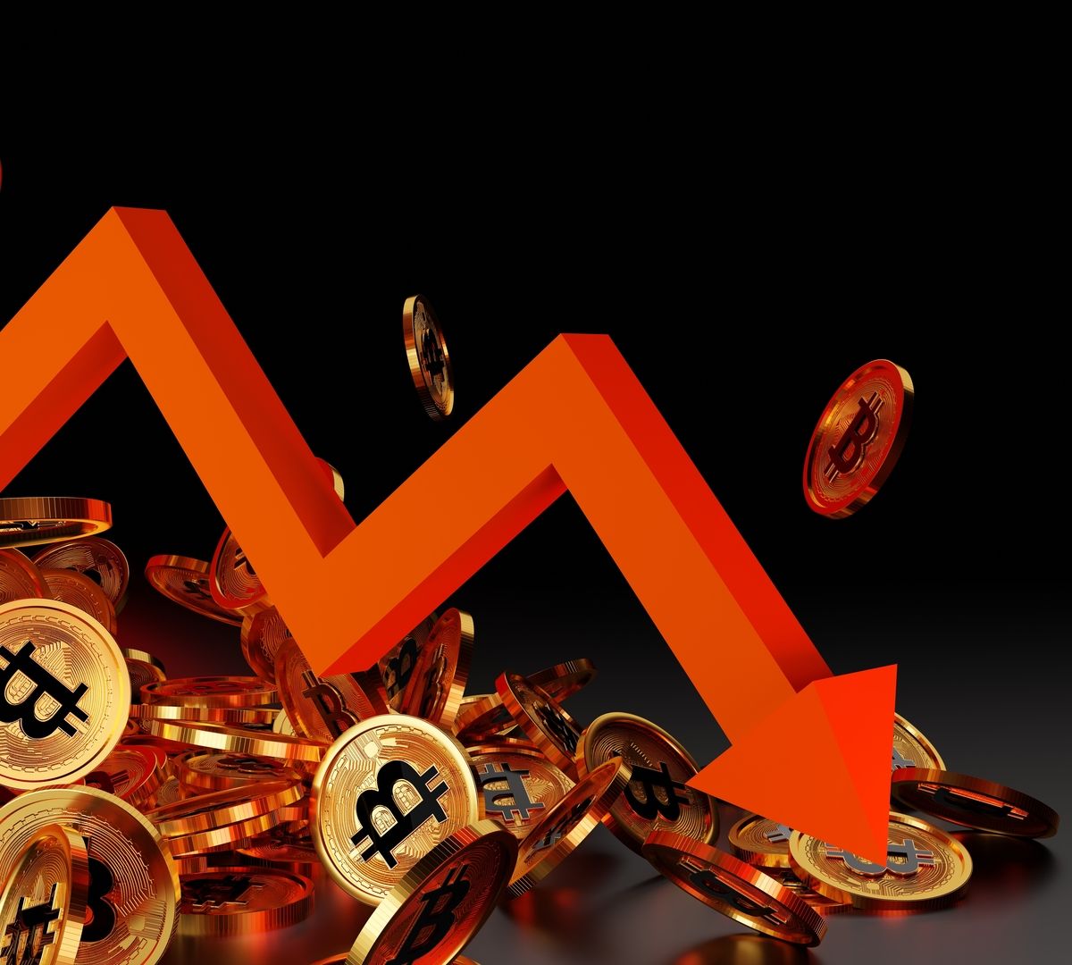 Diversas moedas de Bitcoin e seta apontando queda.