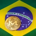 Bandeira do Brasil e criptomoeda Monero (XMR), minerada por malware.