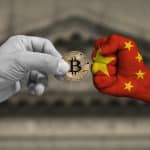 Mão pintada com bandeira da China recusando criptomoeda.