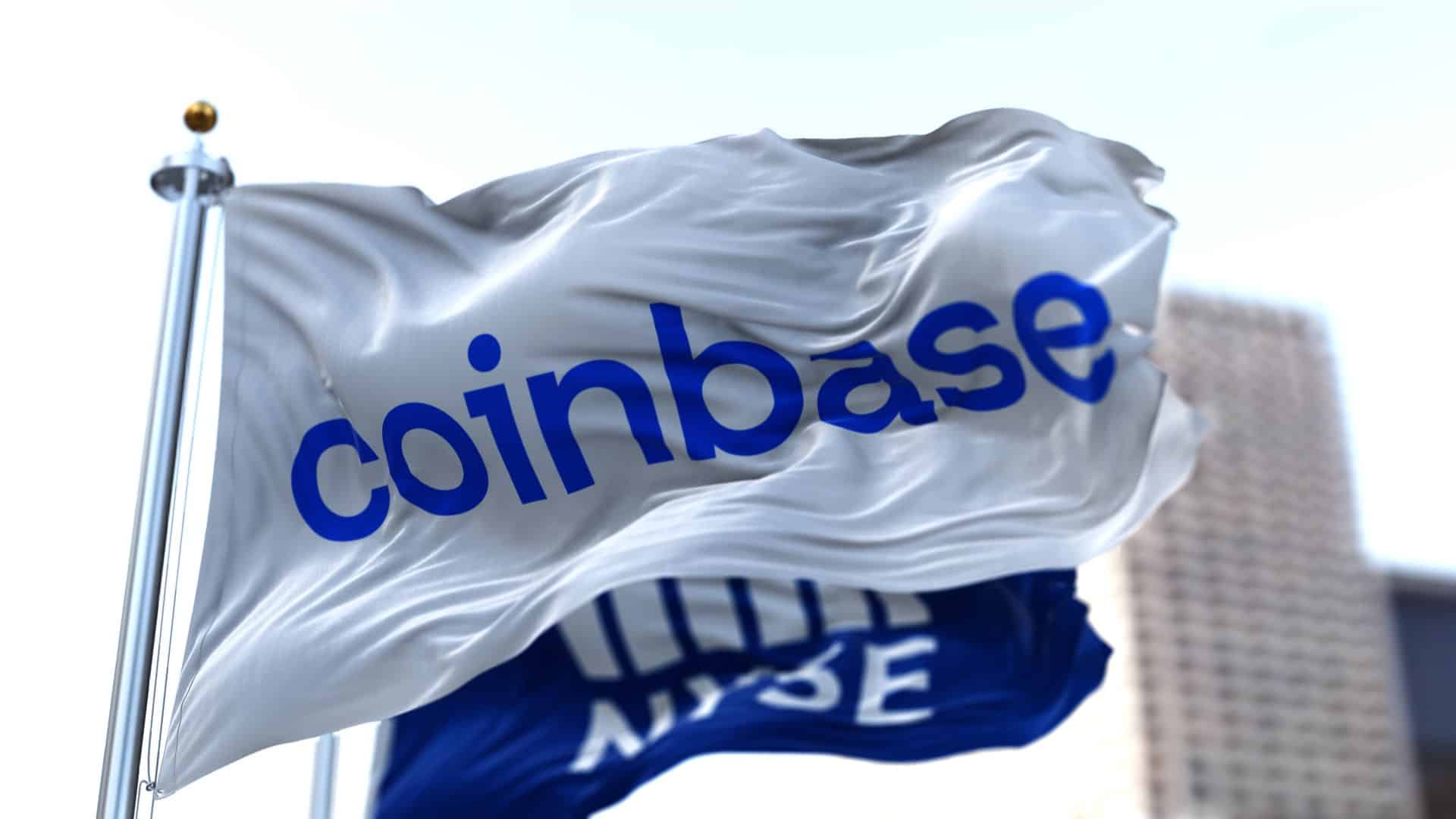 Bandeira da Coinbase ao lado da NYSE.