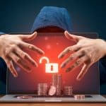 Hacker roubando criptomoedas de notebook.