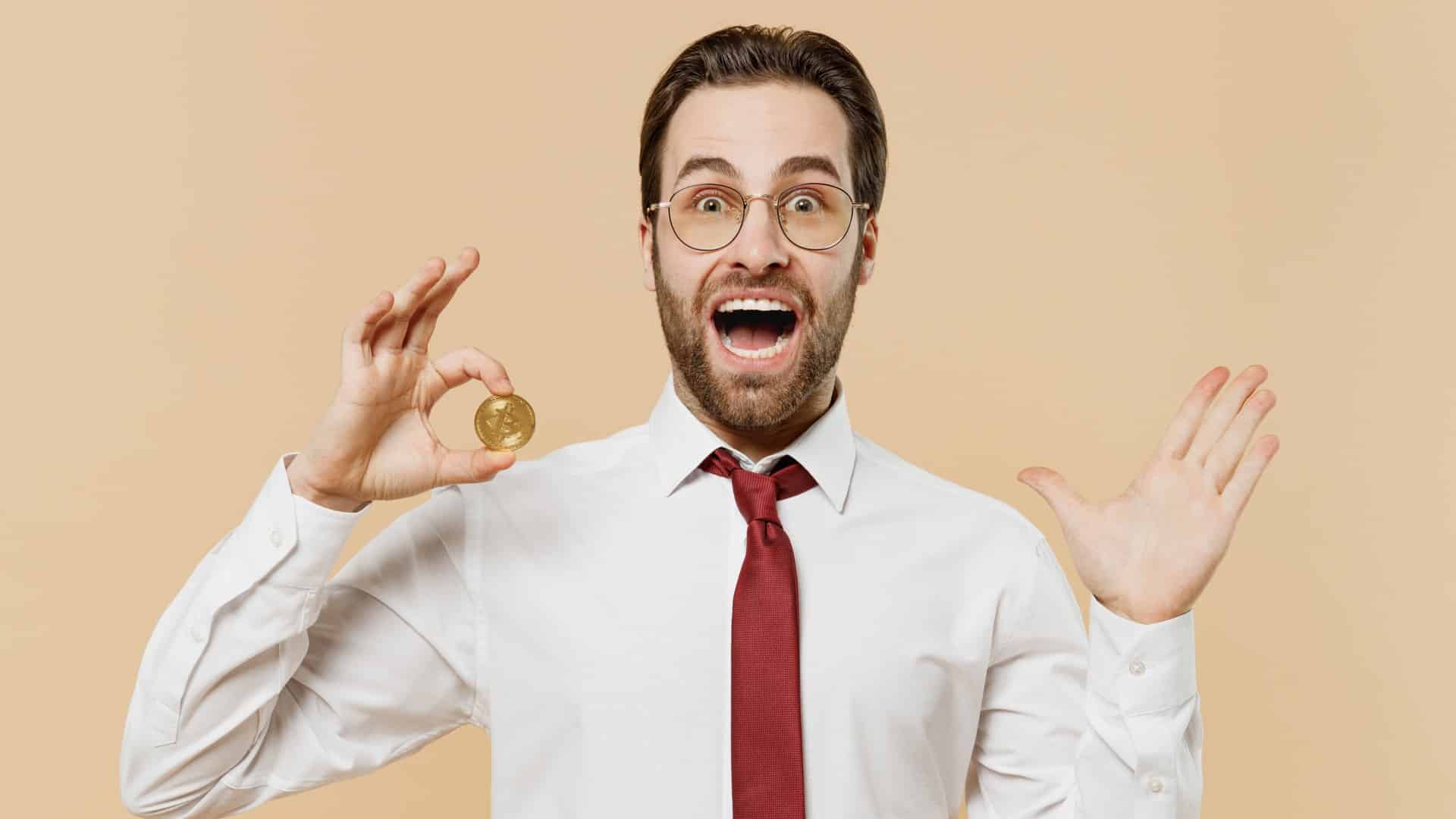 Advogado segurando bitcoin com surpresa
