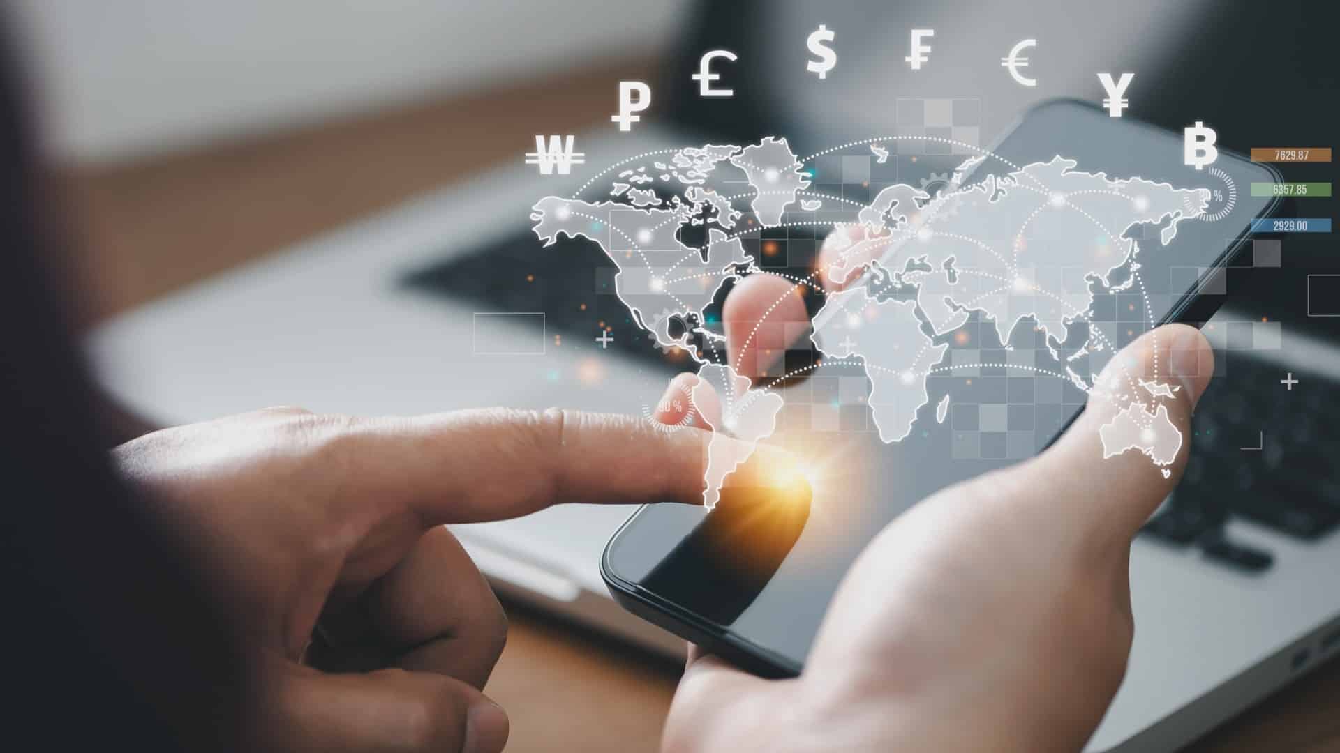 Conceito de remessa financeira com bitcoin e criptomoedas entre países, criptomoedas e moedas nacionais