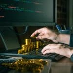 Hacker roubando criptomoedas