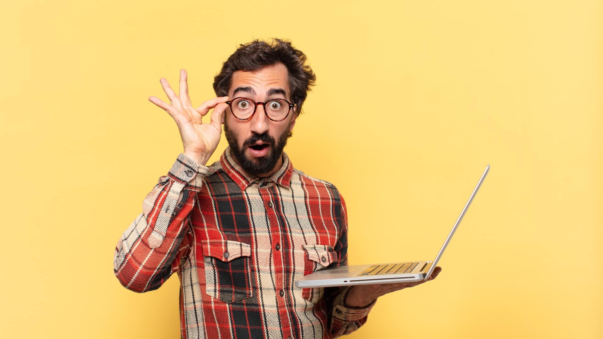 Homem surpreso em computador