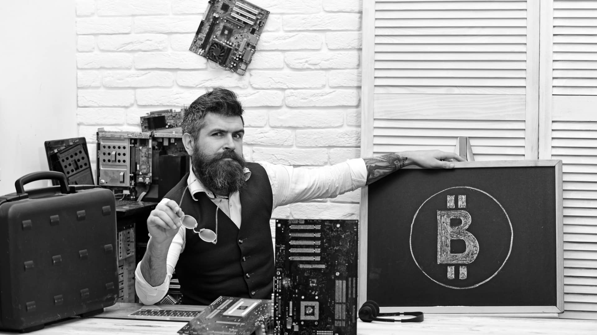 Maximalista do Bitcoin prestando atenção