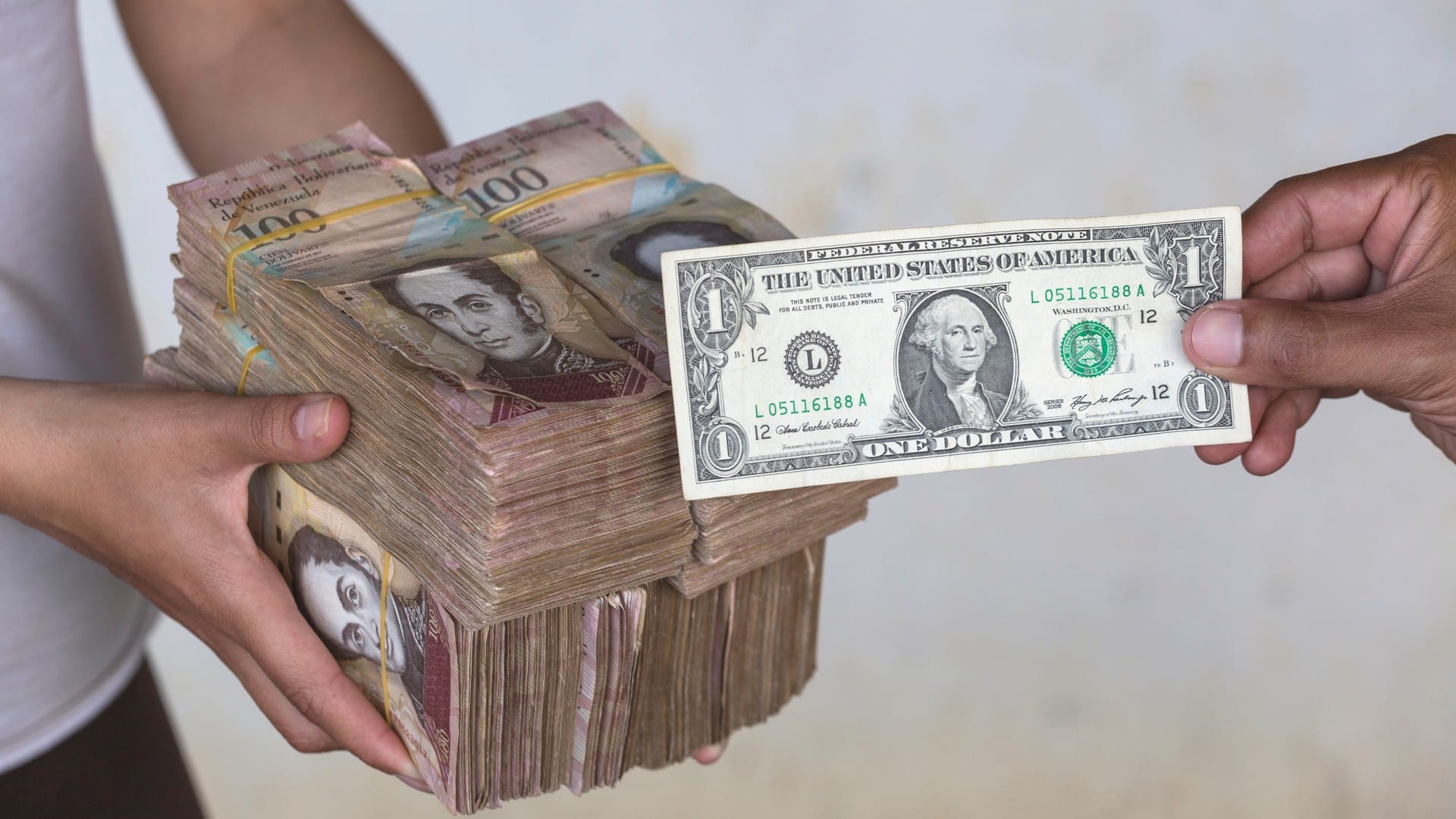Monte de Bolívar venezuelano próximo de nota de 1 dólar norte-americano