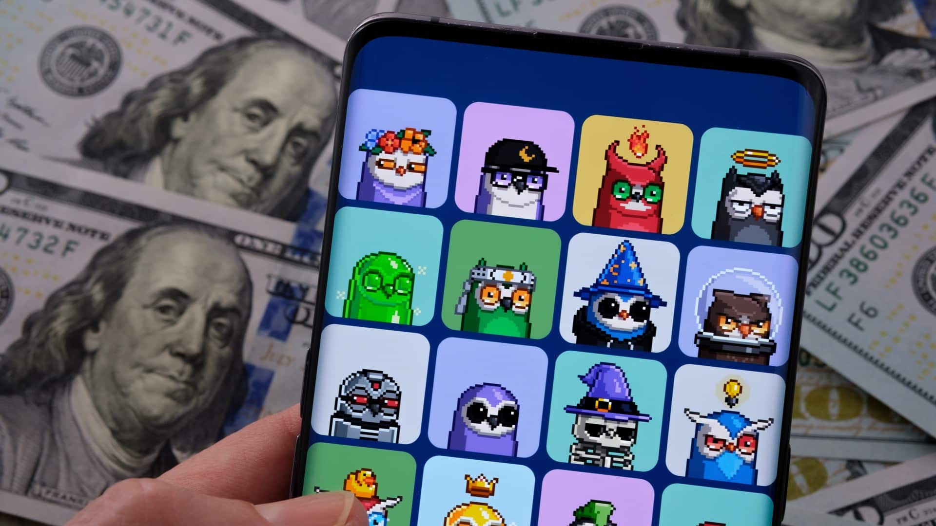 NFTs em celular com dólares ao fundo