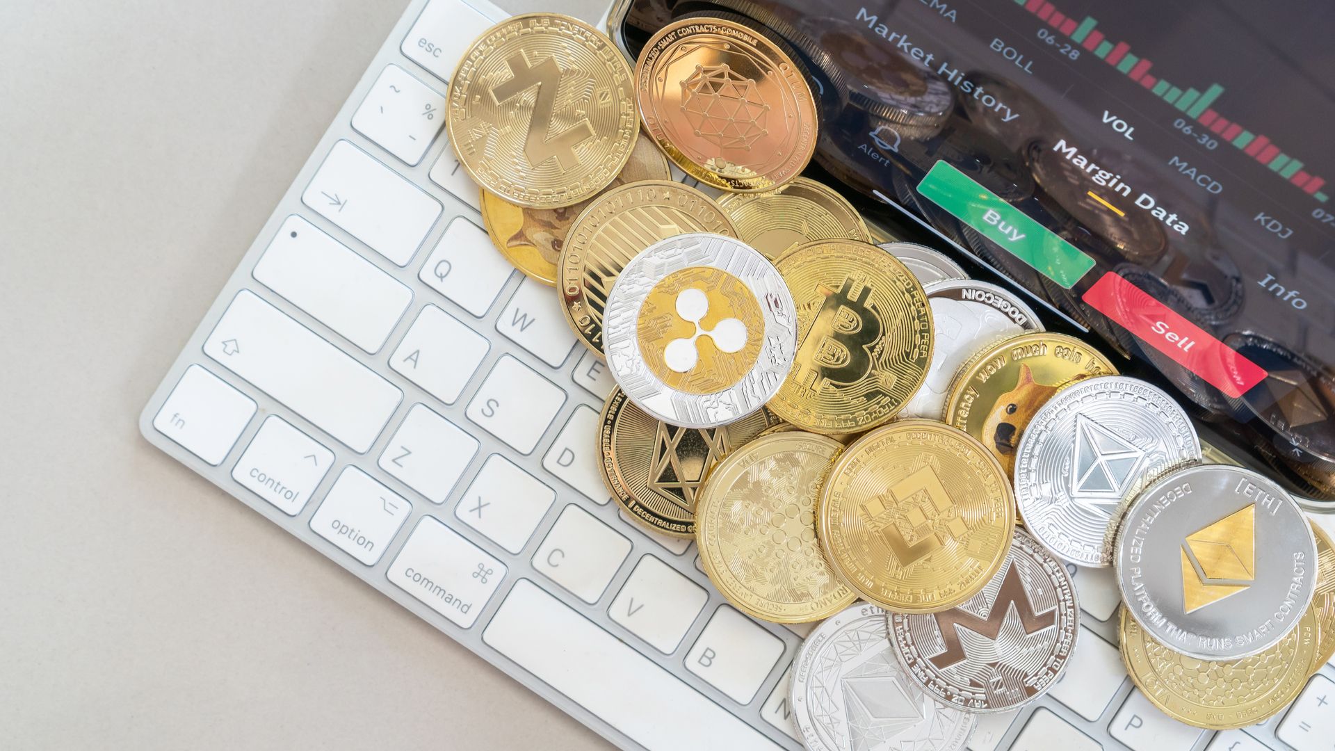 Criptomoedas sobre notebook.