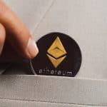 Investidor colocando moeda de Ethereum no bolso.