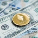 Moeda de Ethereum sobre nota de dólar dos EUA.