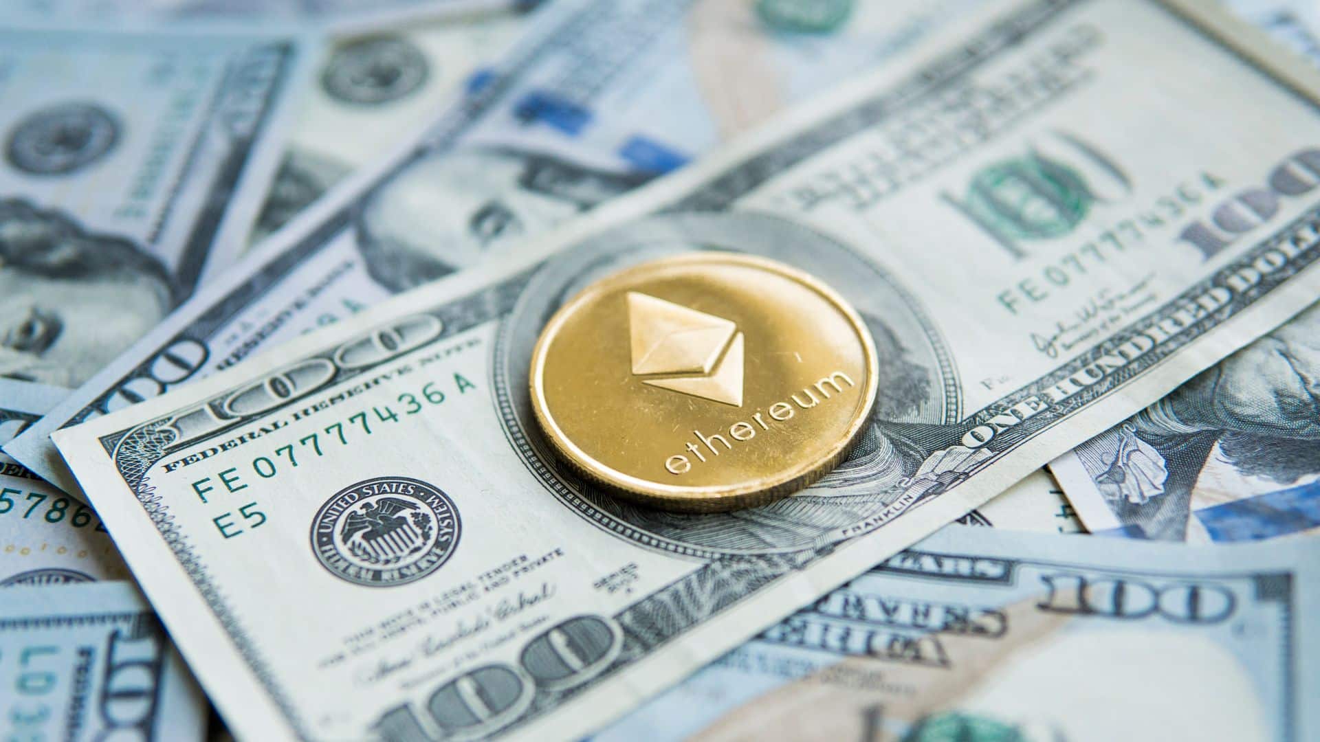 Moeda de Ethereum sobre nota de dólar dos EUA.