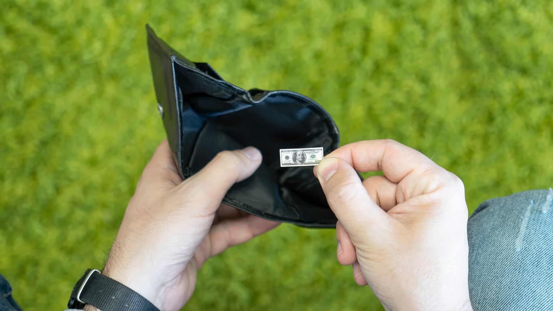 Inflação, moeda perdendo seu poder de compra.
