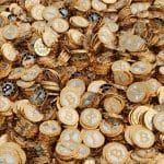 Pilha de moedas de bitcoin.