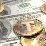 Stablecoin Tether sobre notas de dólar. bitcoin blockchain stablecoins
