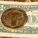 Stablecoin Tether (USDT) sobre nota de dólar.
