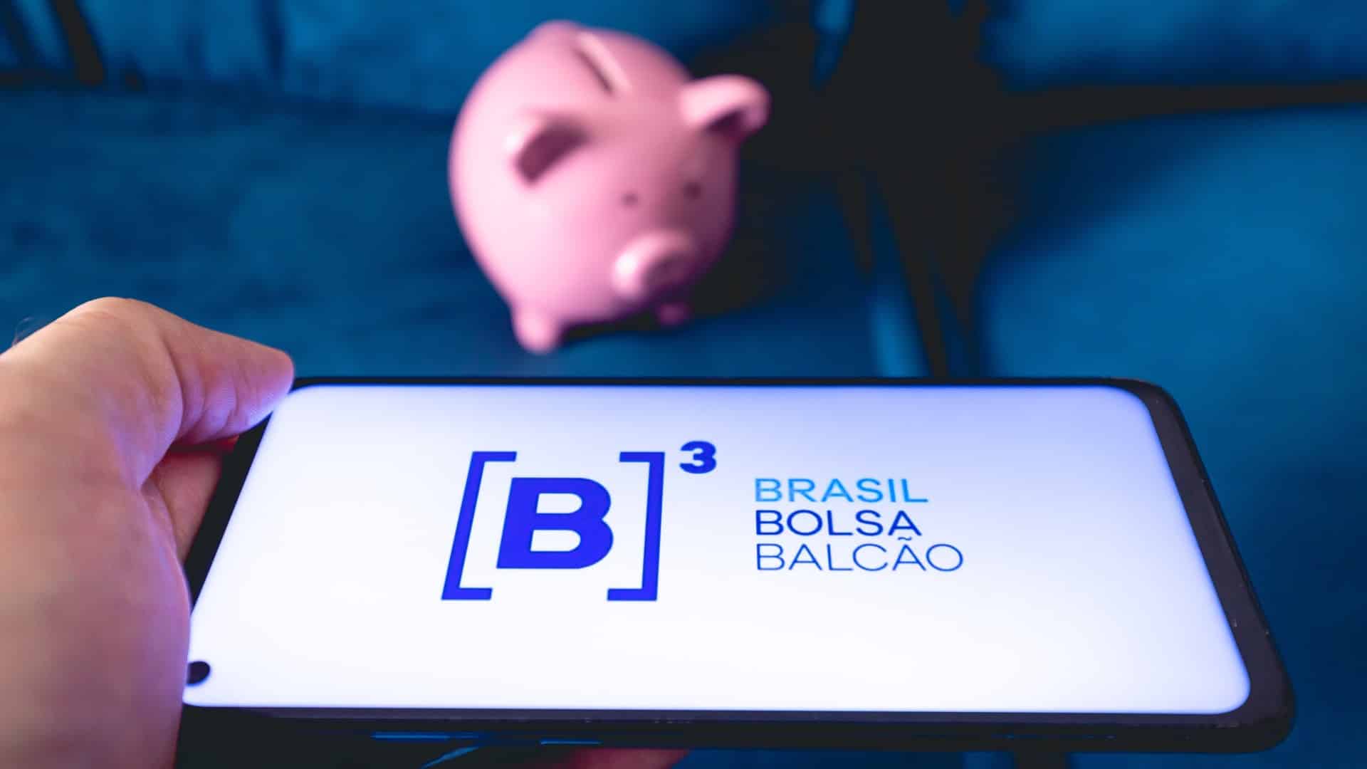 Aplicativo da B3 próximo de cofrinho com bitcoin