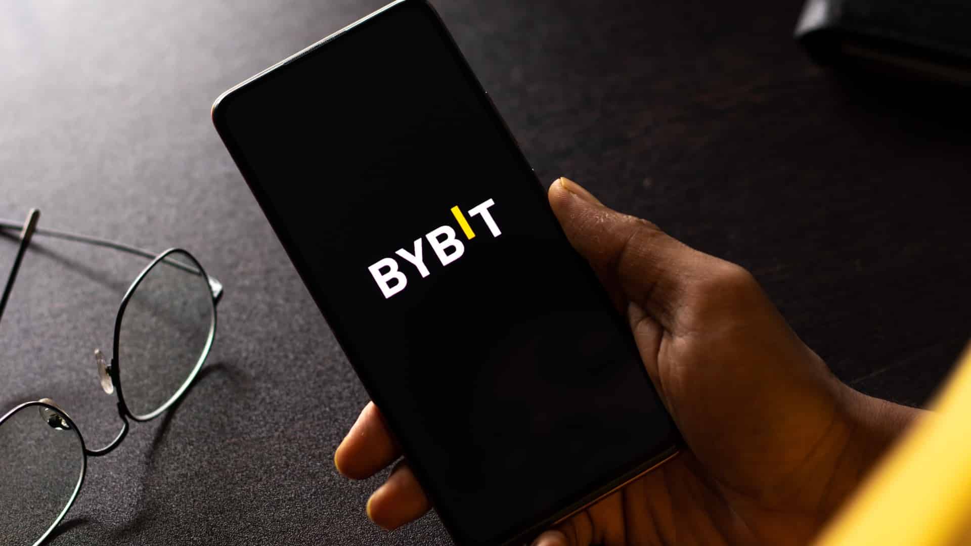 Aplicativo da Bybit ao lado de óculos