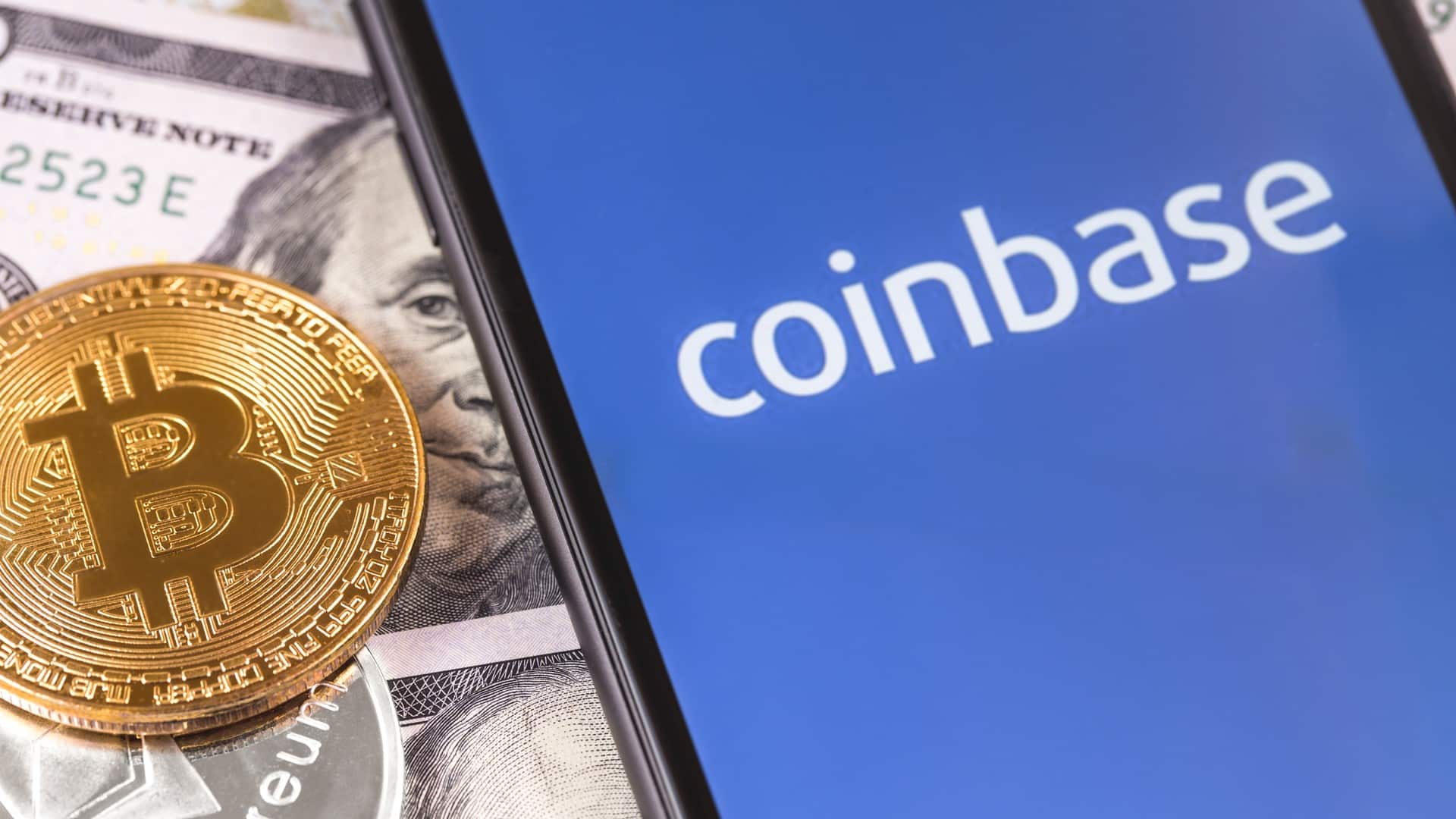 Aplicativo da Coinbase próximo de bitcoin e nota de Dólar