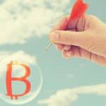 Bolha com imagem do bitcoin sendo estourada