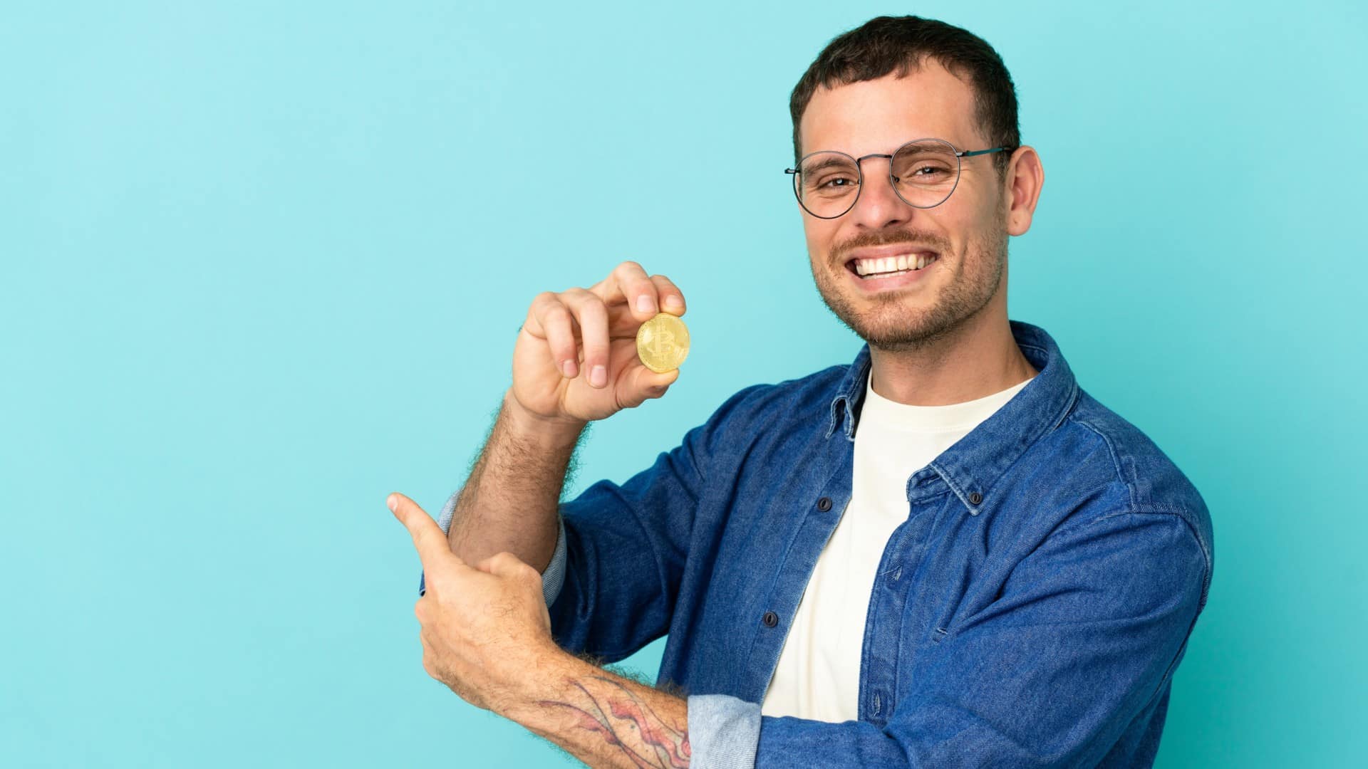 Brasileiro feliz segurando o bitcoin com confiança