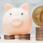 Cofrinho próximo de moedas de bitcoin físicas