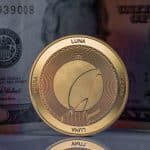 Criptomoeda LUNA próxima de nota de Dólar