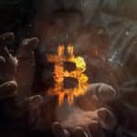 Homem pegando bitcoin pegando fogo