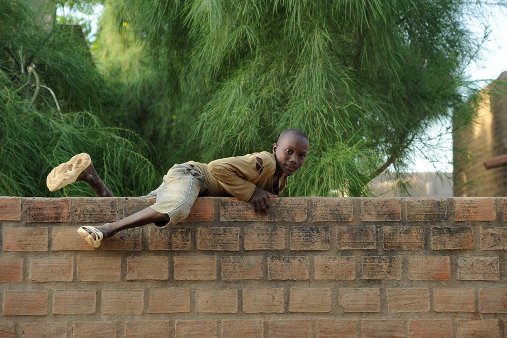 Pulando muro escola. Image. ShutterStock