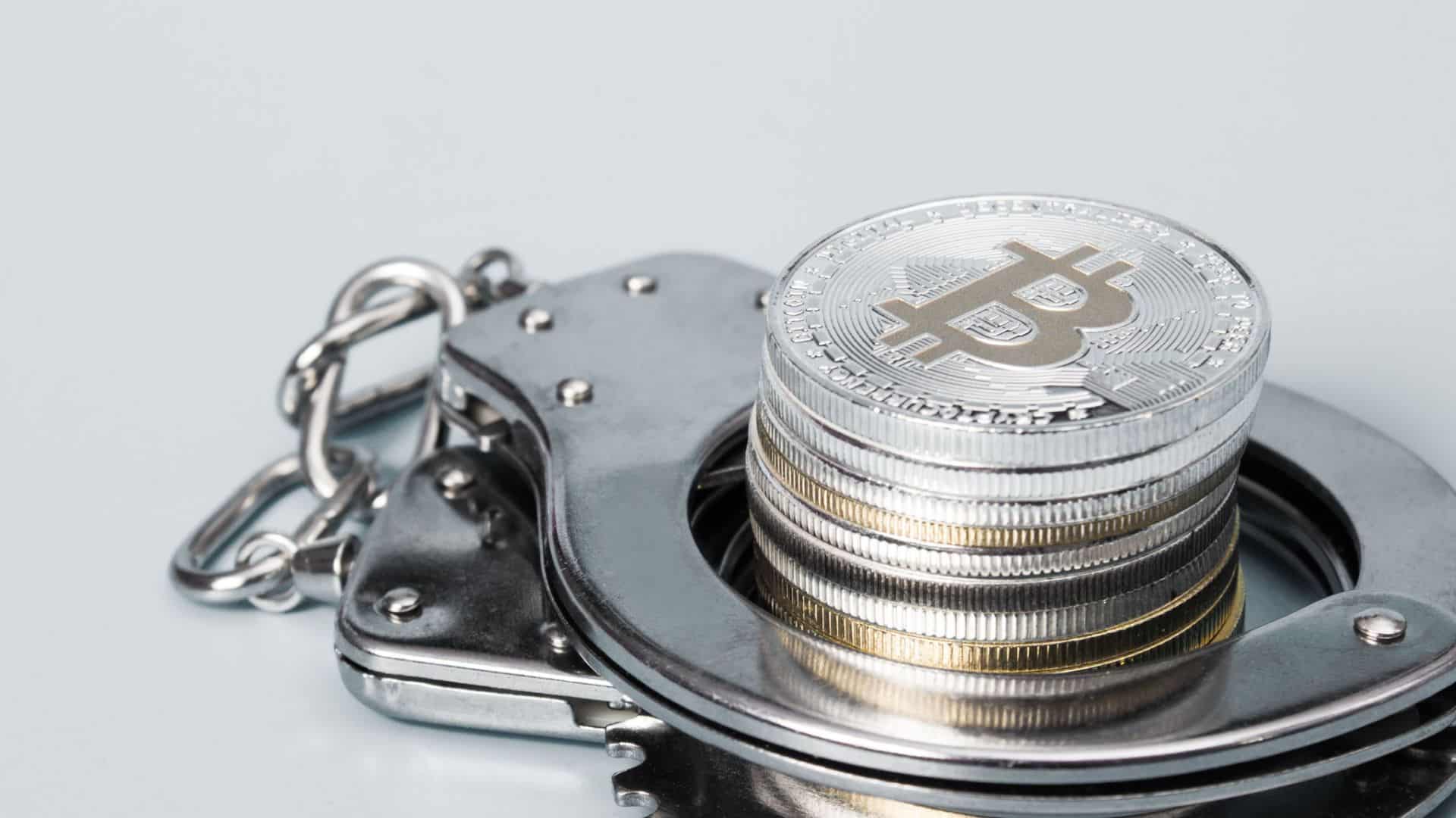 Moedas físicas de Bitcoin e algemas.