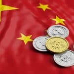 Bandeira da China e criptomoedas Bitcoin, Ethereum e outras.
