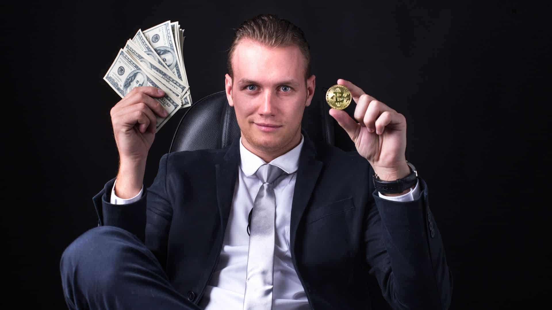 Investidor de Bitcoin ganancioso.