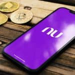 Aplicativo do Nubank e moedas de Bitcoin.