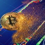 Moeda de Bitcoin se desmanchando enquanto seu preço cai.