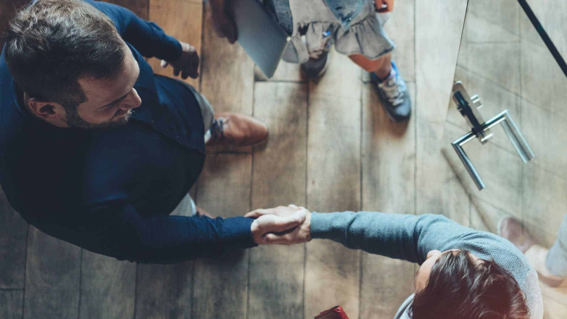 Executivos em reunião de negócios.
